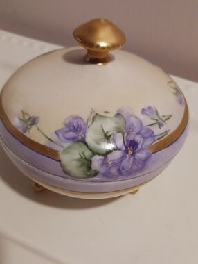 Limoges White Porcelain Violet Flower Design Trinket Box with Gold Trim &  Feet